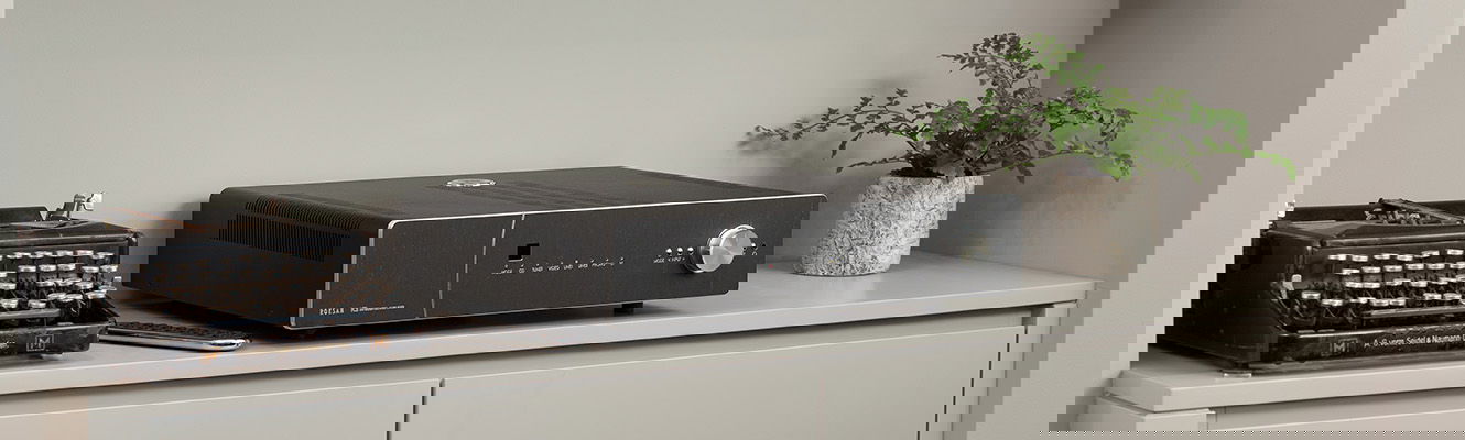 מגבר סטריאו רוקסן Roksan K3 Integrated Amplifier מונח על שידה על יד מכונת כתיבה ישנה