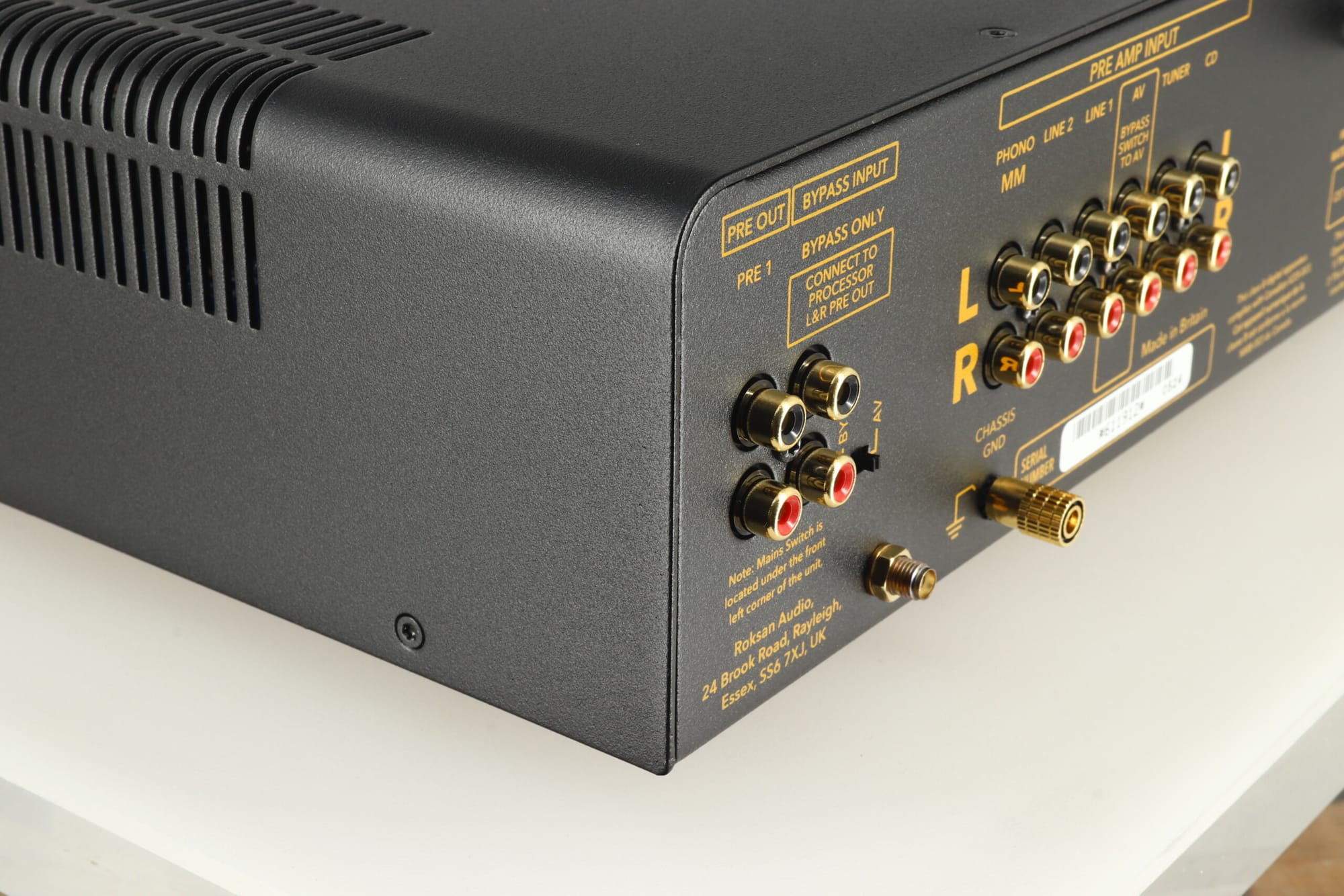 מגבר סטריאו רוקסן Roksan K3 Integrated Amplifier מצולם מצידו האחורי עם כל החיבורים המוזהבים
