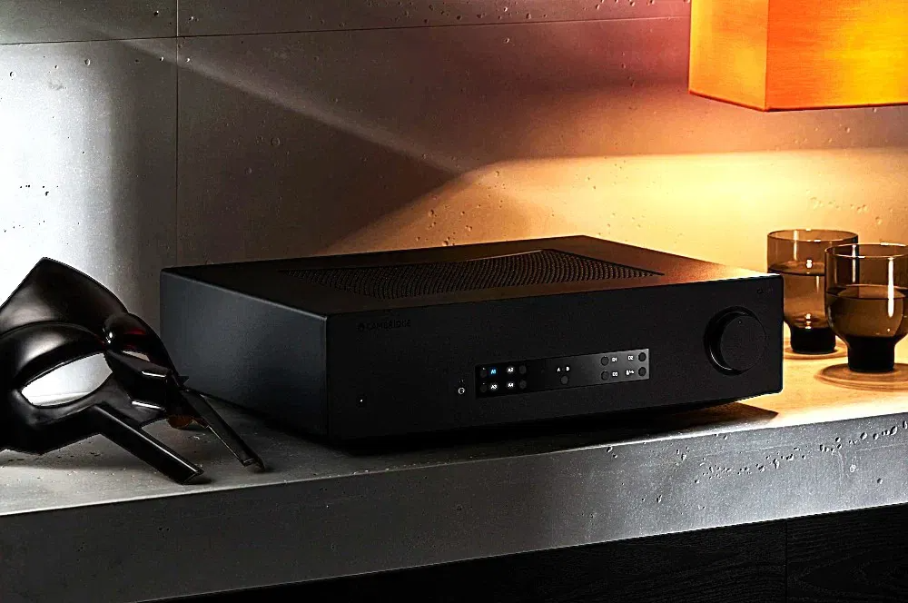 תמונת אווירה של המגבר סטריאו קמברידג' אודיו Cambridge Audio CXA61