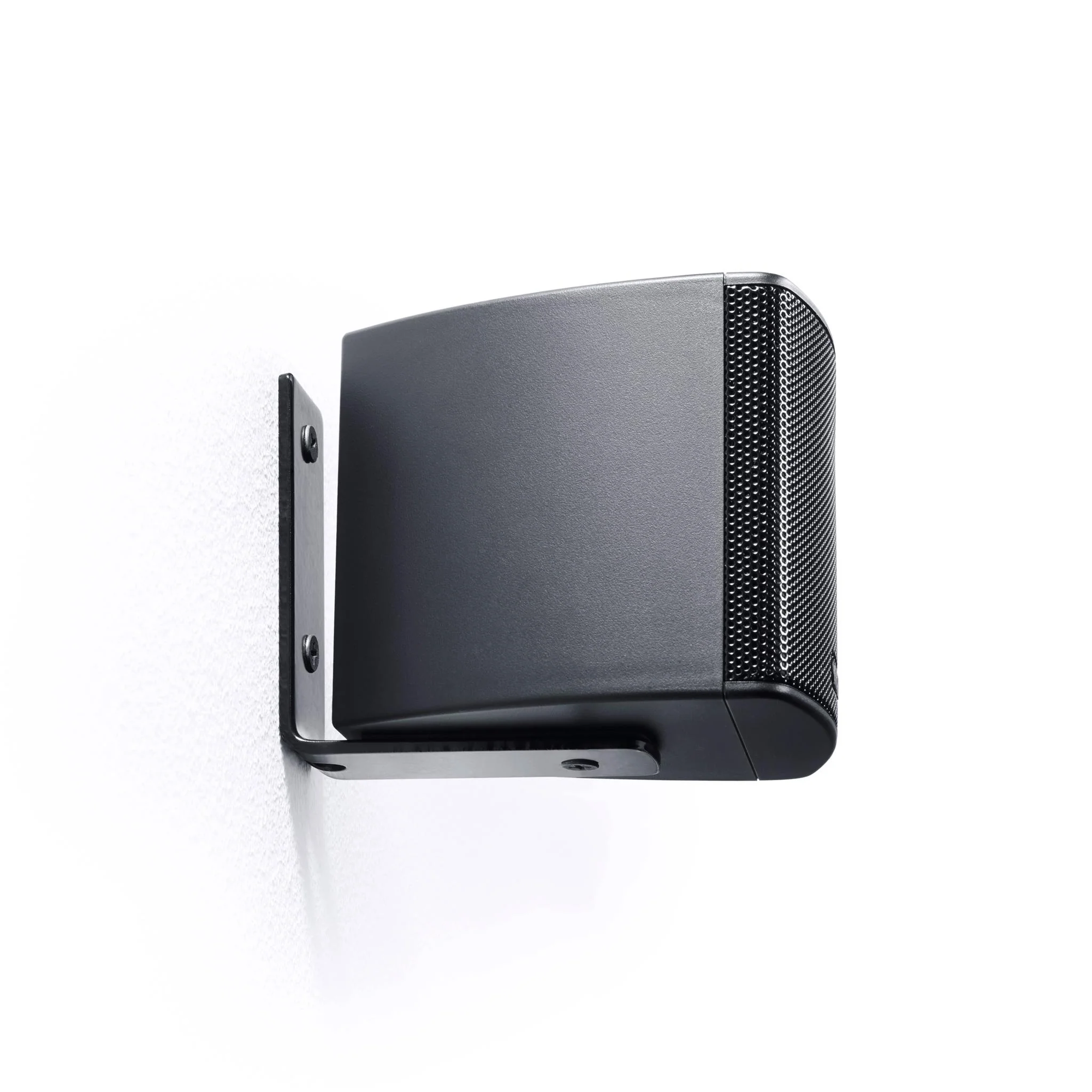 רמקול לוייני סאטליט קנטון Canton Movie 90 תלוי על קיר בפרופיל למצלמה