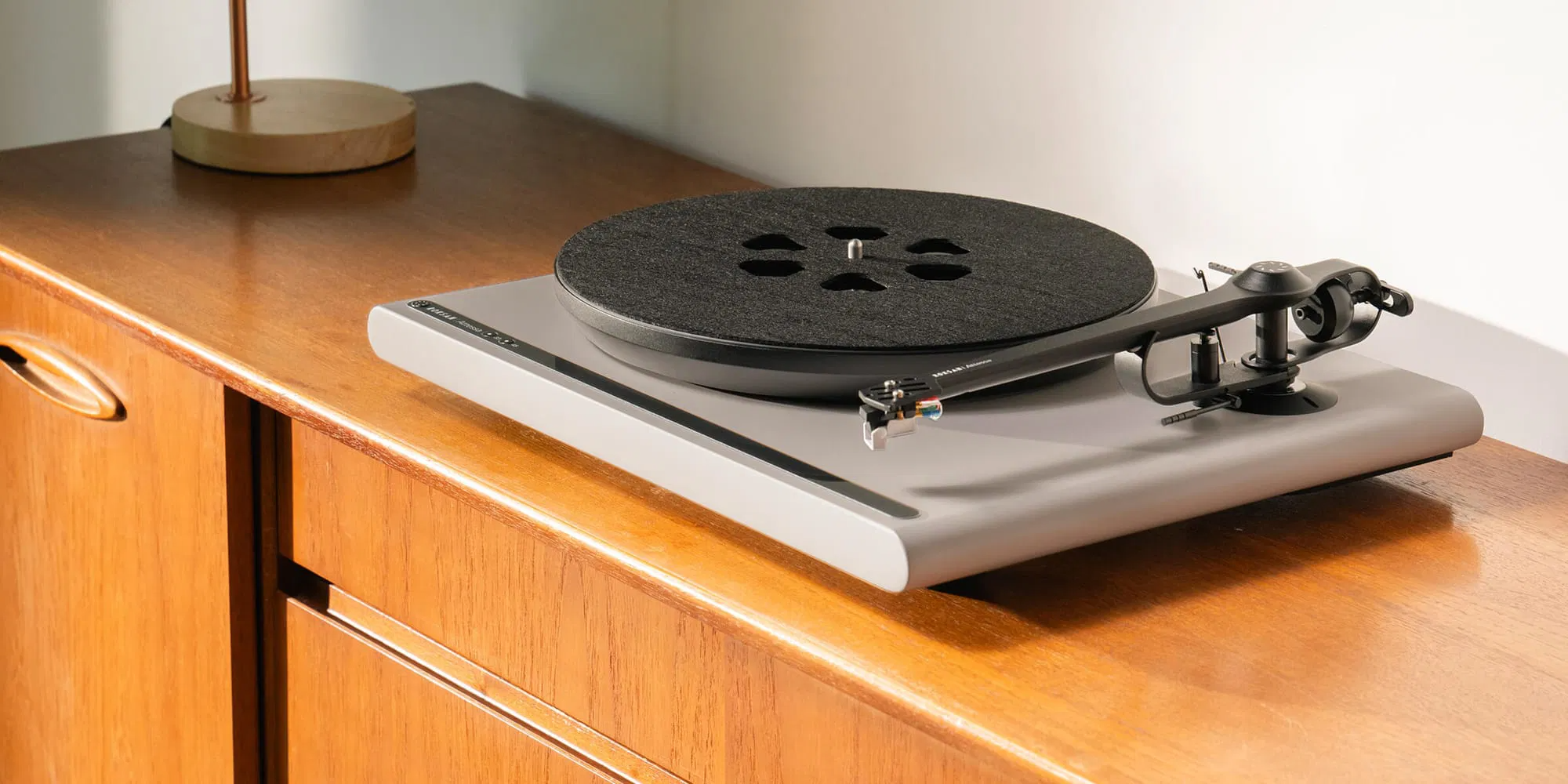 תמונה של הפטיפון roksan attessa מונח על שידת עץ