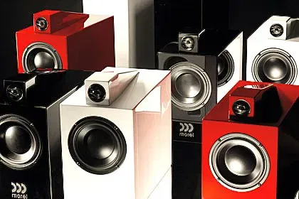 תמונת אוירה של הרמקולים המדפיים מוראל Morel Octave Signature Bookshelf בכל הצבעים