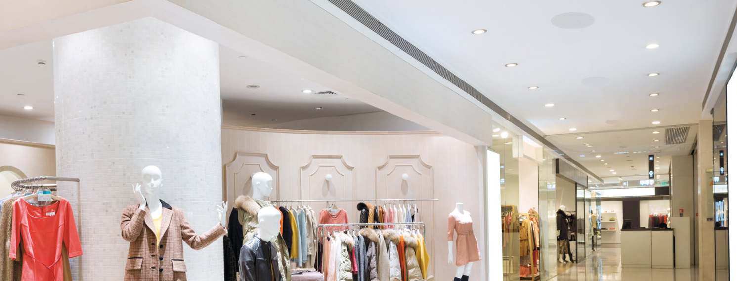 כל בו גדול לביגוד עם תקרה מונמכת ורמקולים שקועים עגולים מוניטור אודיו Monitor Audio Pro 65 מותקנים בה לטובת מוסיקת רקע איכותית ונעימה כתוספת לאווירה נעימה