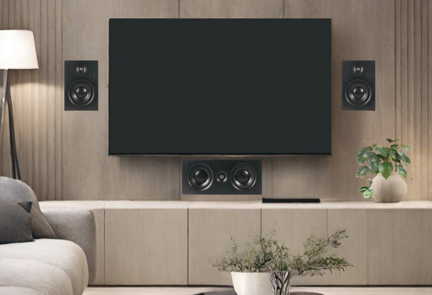 קיר טלוויזיה בסלון מודרני עם זוג רמקולים שקועים מוראל Morel CW600 משני צידי הטלוויזיה ורמקול סנטר תואם מותקן שקוע מתחתיה