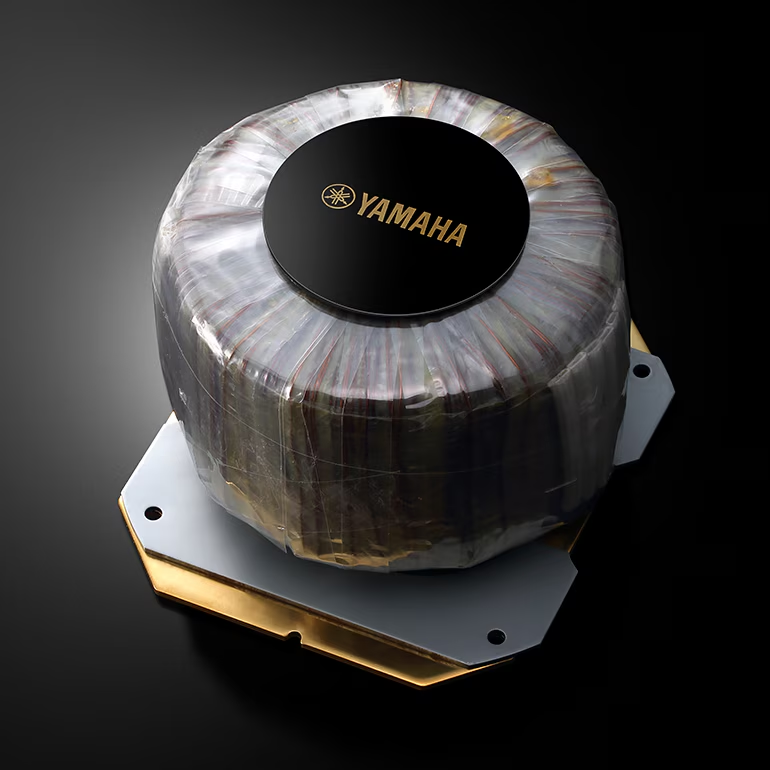 השנאי הטורואידי של רסיבר רשת סטרימינג ימהה Yamaha R-N2000A בצילום על