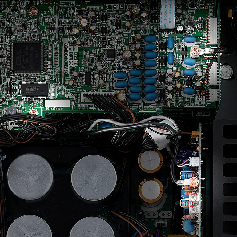 הקבלים והנגדים של הרסיבר רשת סטרימינג ימהה Yamaha R-N2000A במבט על