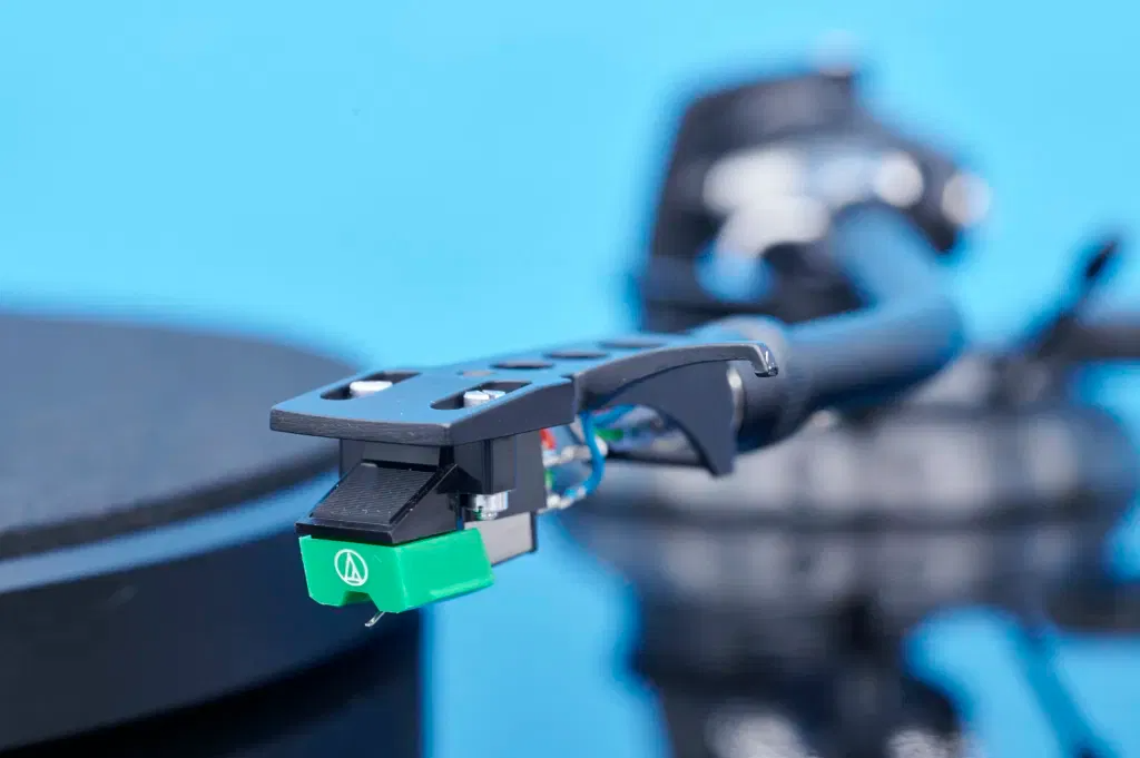 תמונת אווירה של הפטיפון magnat mtt990