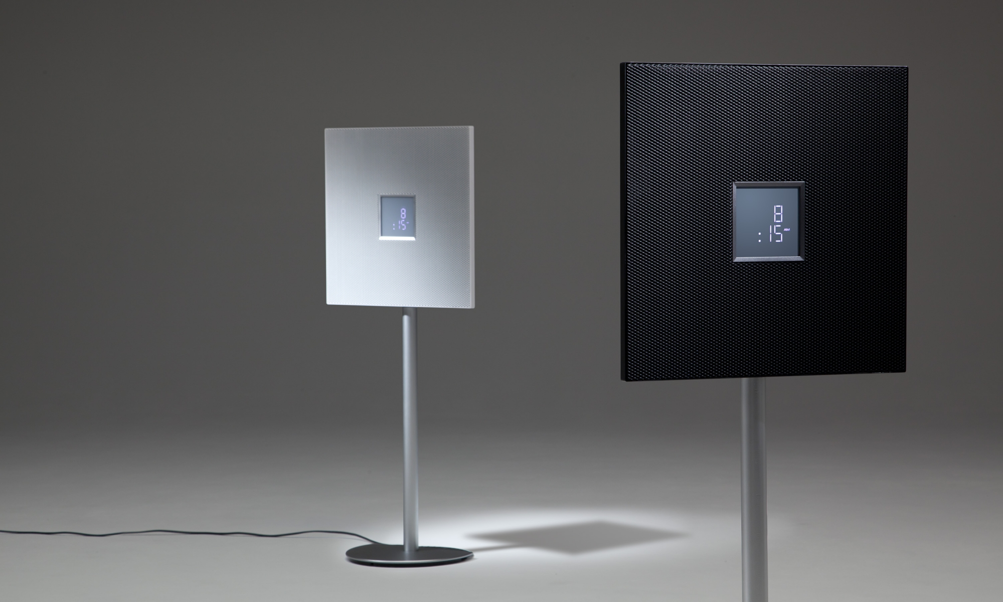 מערכת Yamaha ISX-800 עומדת על רגל בשני צבעים שחור ולבן