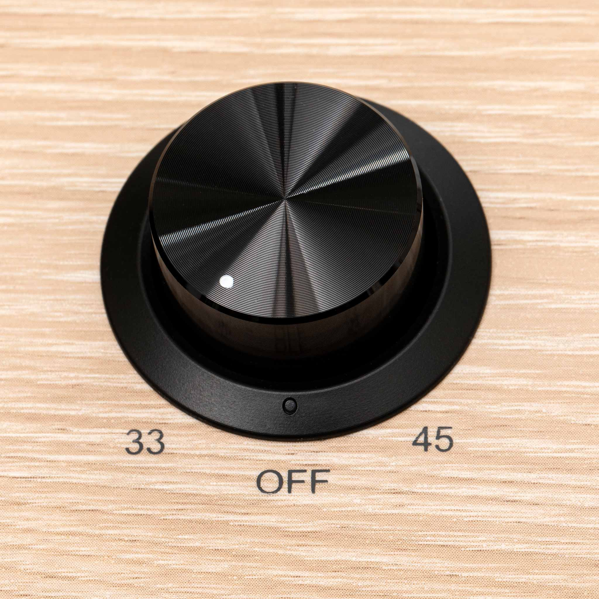 פטיפון ארגון TT3 בצילום תקריב של כפתור שינוי המהירויות שלו