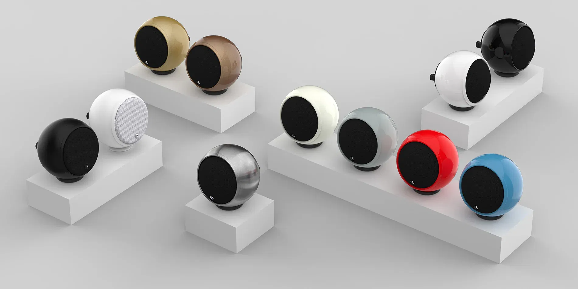  רמקוליןם מעוצבים גאלו Gallo Acoustics Micro מכל מני דגמים מונחים אחד על יד השני וכל אחד בצבע אחר