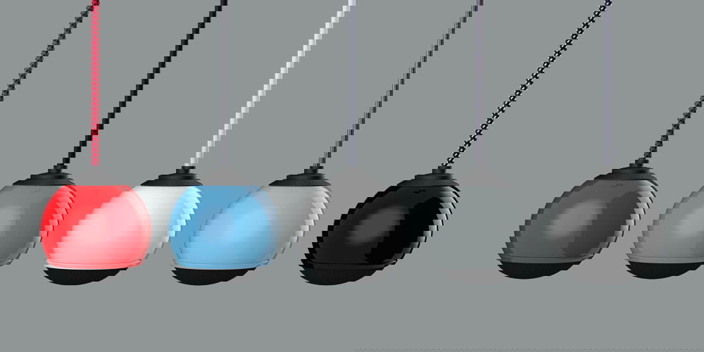 תמונה של חמישה רמקולים גאלו דרופלט gallo micro droplet תלויים מהצקרה כל אחד בצבע אחר