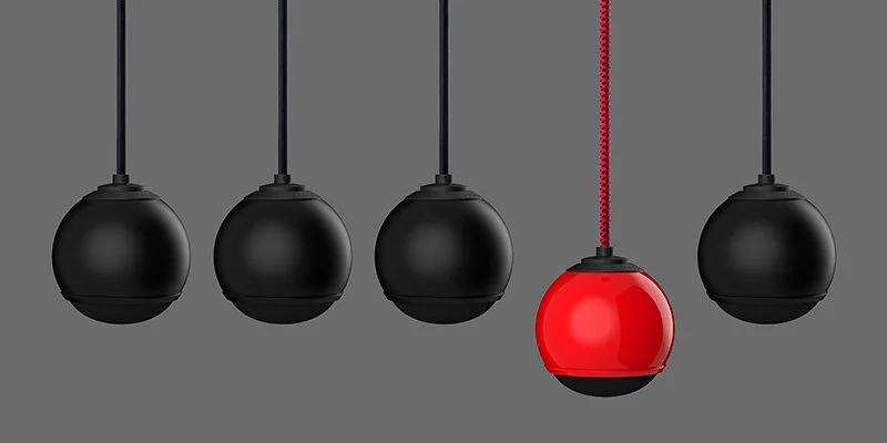 תמונה של רמקול אדום Gallo Acoustics Droplet Micro תלוי מהצקרה ויורד יותר למטה בהשוואה לארבעה רמקולים זהים לו בצבע שחור שתלויים על ידו