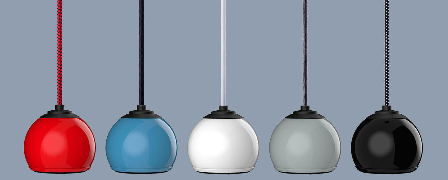 תמונה של חמישה רמקולים גאלו דרופלט gallo micro droplet תלויים מהצקרה כל אחד בצבע אחר