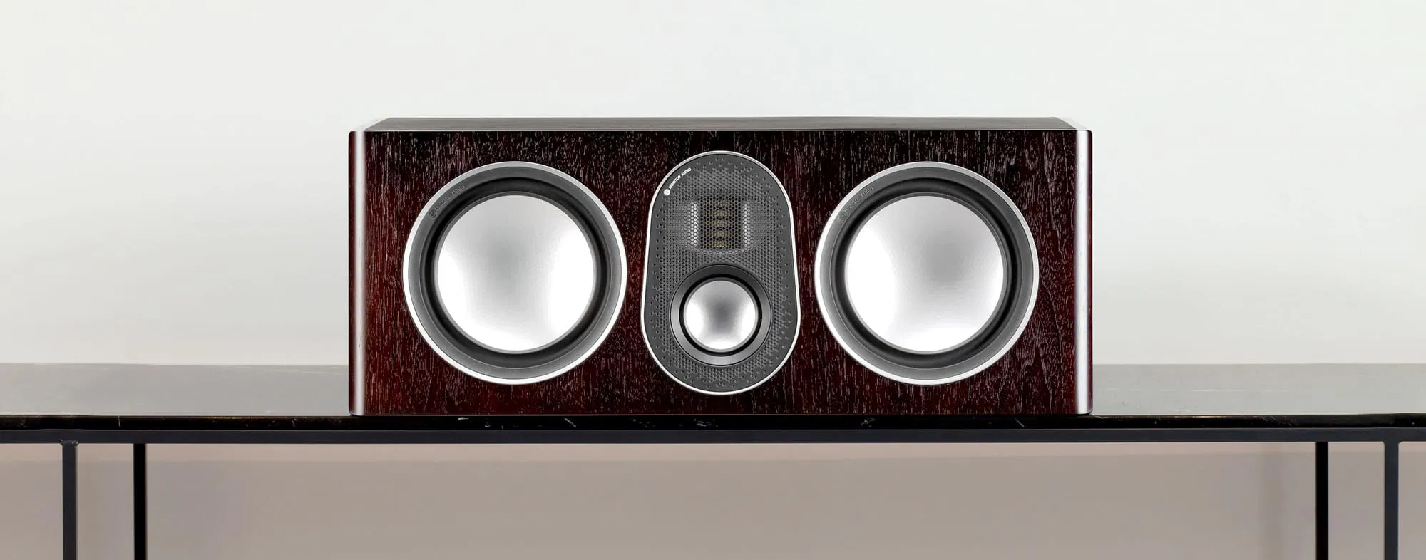 תמונת אווירה של הרמקול סנטר Monitor Audio Gold 250C 5G