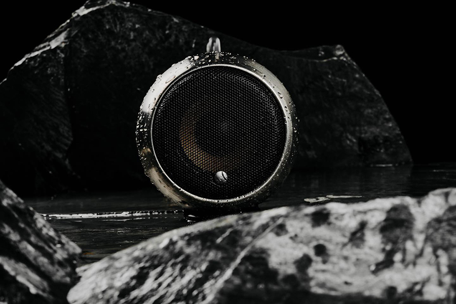 רמקול גאלו Gallo Acoustics Micro Habitat מצולם בין סלעים בתמונת אווירה 