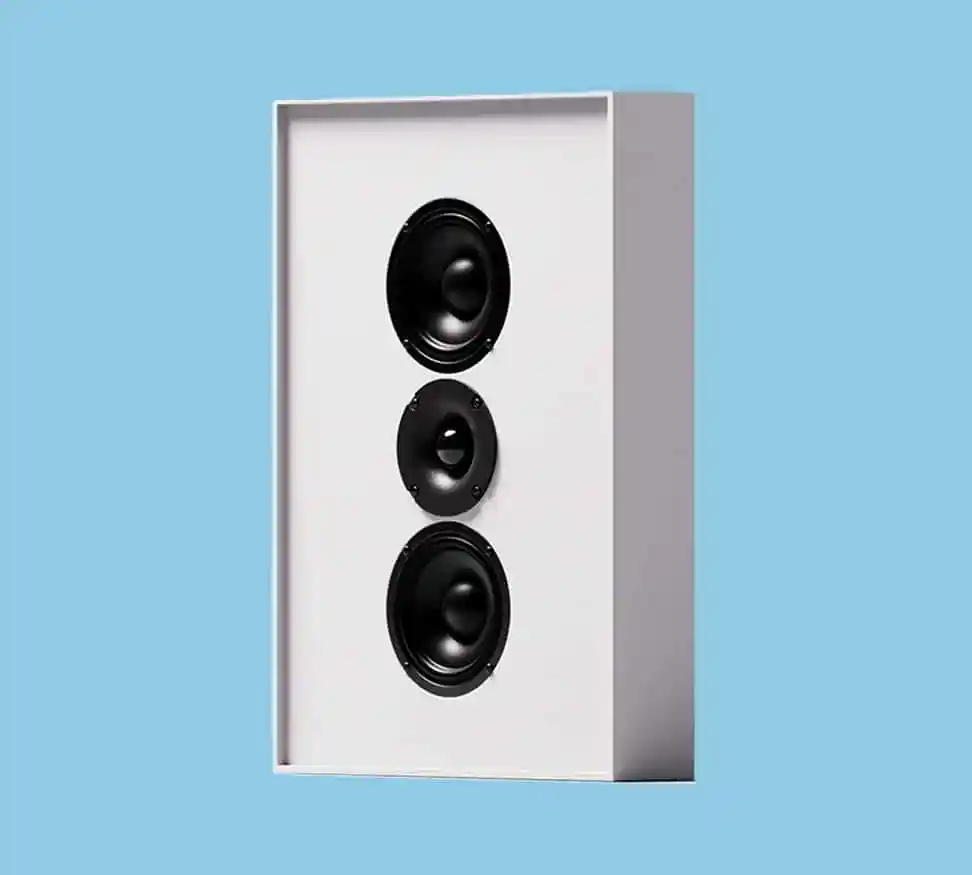 תמונת אווירה של הרמקול של גאלו השטוח Gallo Acoustics Profile 3 עומד בזווית מול המצלמה וללא גריל