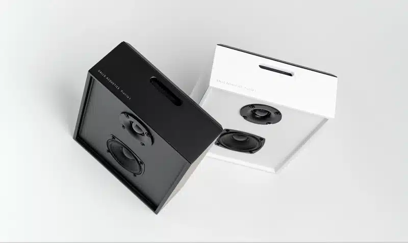 תמונה של שני רמקולים שטוחים דקים גאלו Gallo Acoustics Profile 2 מלמעלה עומדים אחד לצד השני כאשר אחד בגימור לבן והשני בגימור שחור