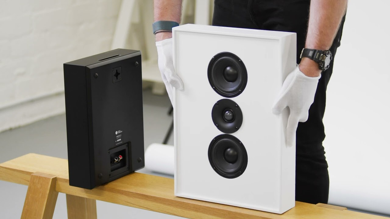 תמונה של רמקול שטוח גאלו Gallo Acoustics Profile 4 מונח על מדף ועובר ניקוי