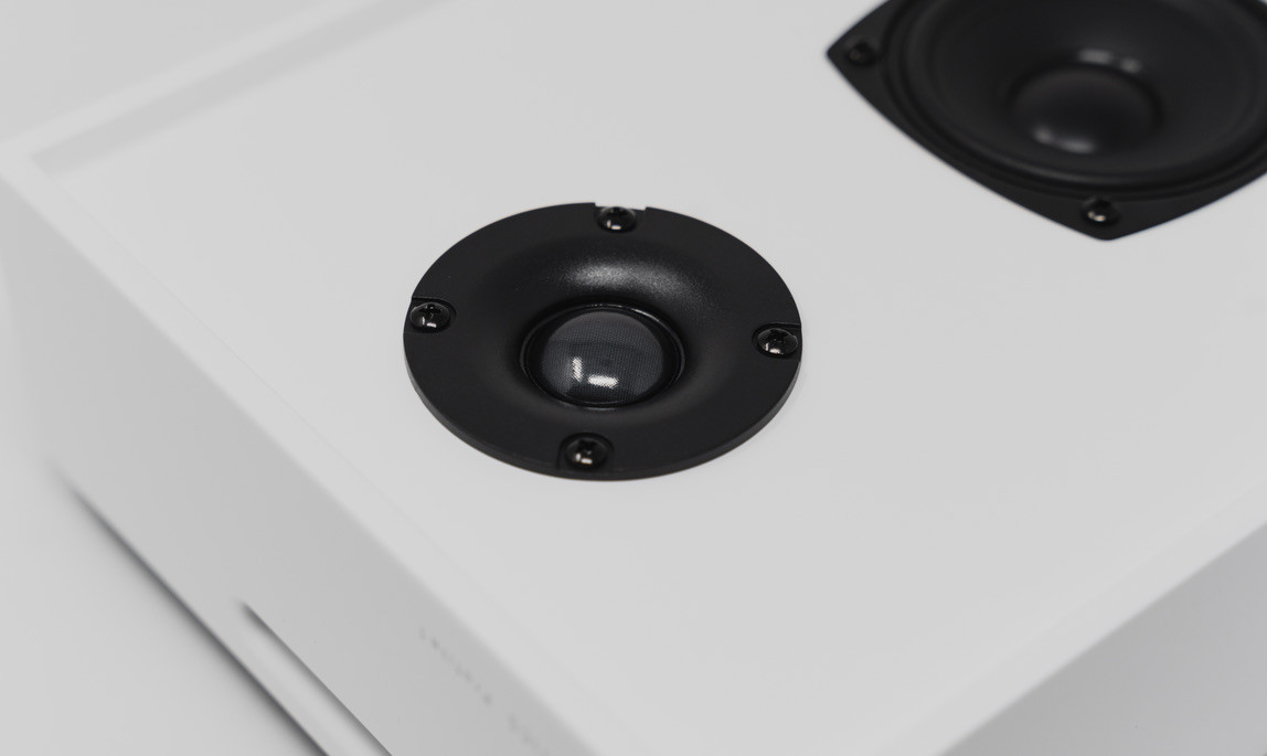 תמונת תקריב של חלקו העליון של רמקול גאלו דק שטוח Gallo Acoustics Profile 3