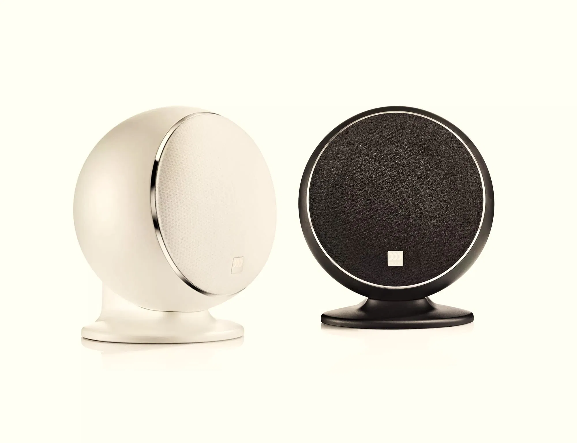 זוג רמקוליןם מעוצבים עגולים מוראל Morel SP3 MkII אחד שחור והשני לבן מונחים אחד על יד השני