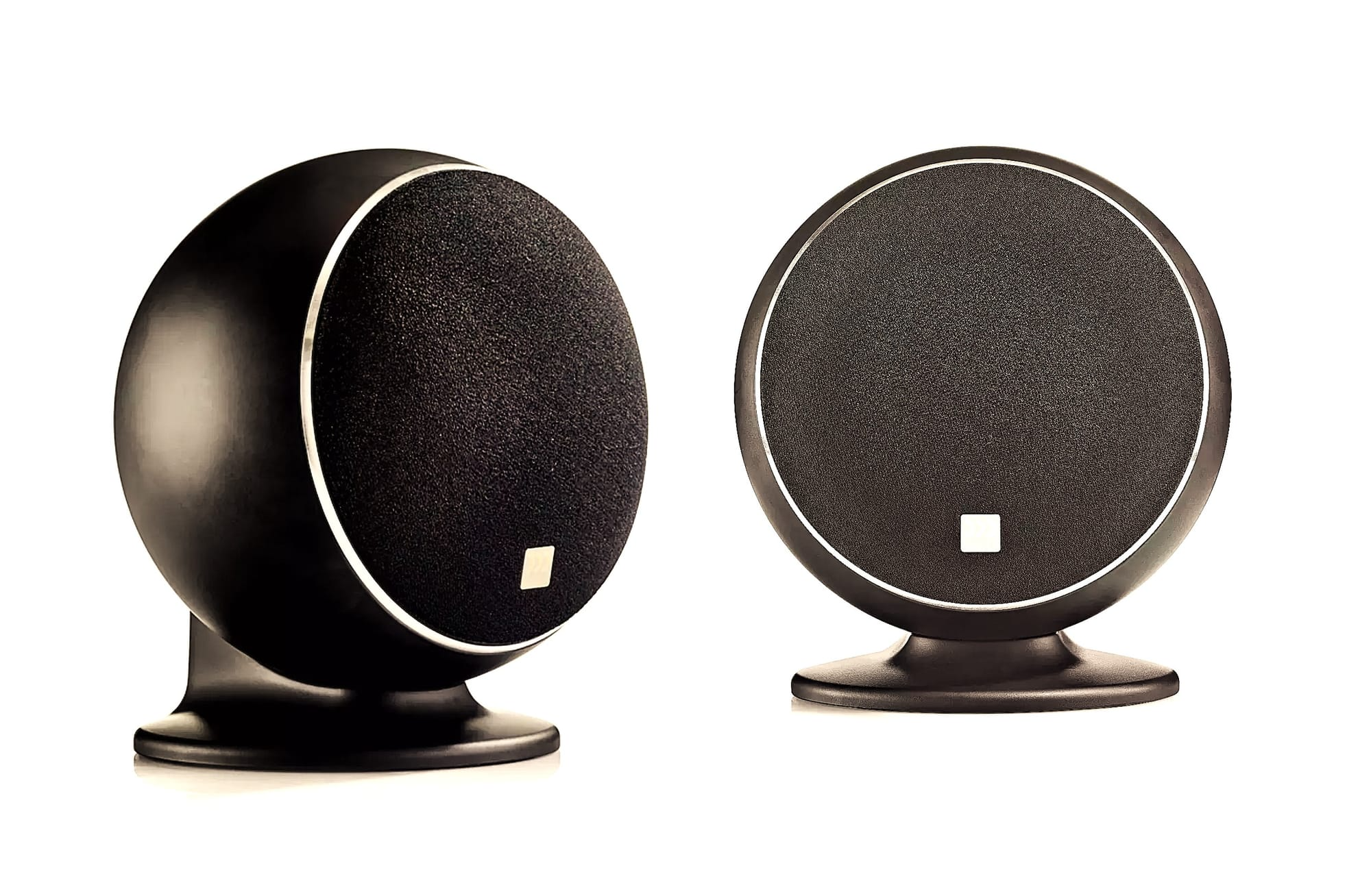 זוג רמקוליןם מעוצבים עגולים מוראל Morel SP3 MkII בצבע שחור מונחים אחד על יד השני