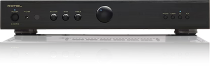 מבט חזיתי על מגבר סטריאו משולב Rotel A10MkII בגימור שחור – חזית נקייה עם בורר עוצמת קול מרכזי, כפתורי טון (Bass, Treble) וכניסת אוזניות