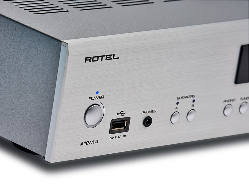 מבט חזיתי על מגבר סטריאו משולב Rotel A12MkII בגימור שחור – חזית אלומיניום נקייה עם מסך תצוגה LCD גרפי מרכזי