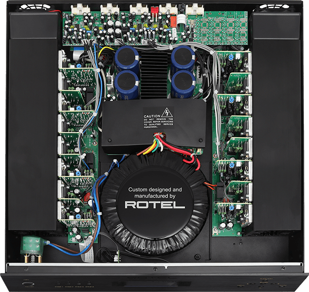 מבט עליון על פריסת הרכיבים במגבר 8 ערוצים Rotel C8 – הנדסה מתקדמת למערכת שמע רב-אזורית חזקה ואמינה