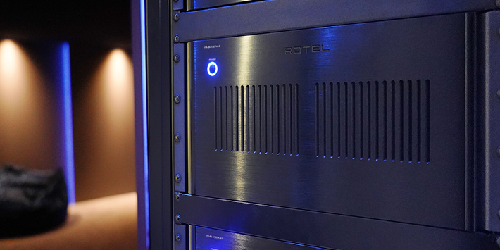 מגבר כוח 5 ערוצים Rotel RMB-1585MKII מותקן במסד ציוד (Rack Mount) עבור מערכת קולנוע ביתי יוקרתית