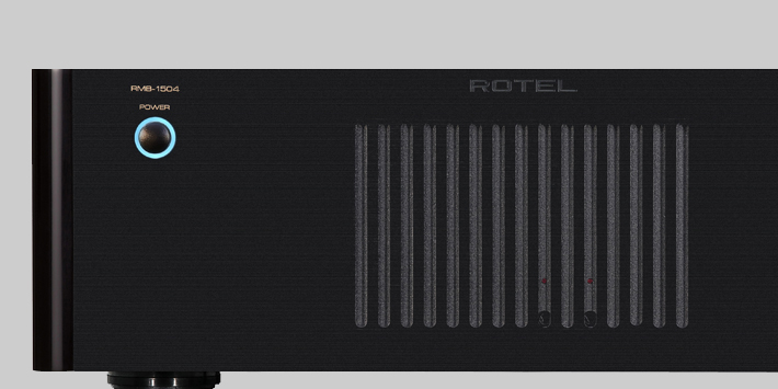 חזית מגבר כוח 4 ערוצים Rotel RMB-1504 בגימור שחור מוברש, הכוללת כפתור הפעלה עם תאורת לד כחולה ונוריות חיווי למערכת הגנה