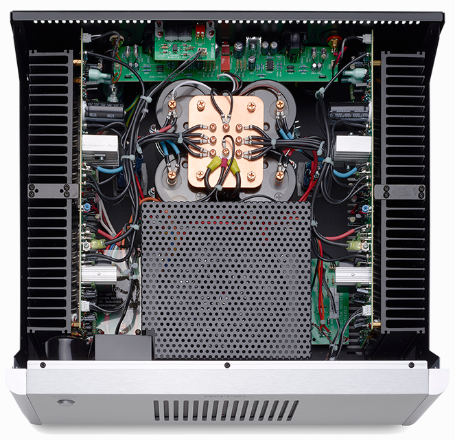 מבט פנימי על מגבר סטריאו Rotel RB-1552 MkII המציג שנאי טורואידי עוצמתי וקבלים איכותיים במבנה Class AB לדיוק קולי מקסימלי