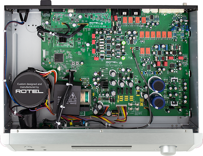 פנים ה-RC-1590MKII: זוג שנאים טבעתיים נפרדים במגן מתכת וקבלים איכותיים להפרדה מושלמת בין דיגיטל לאנלוג