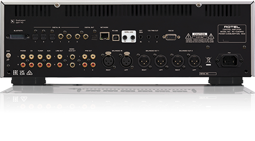 גב ה-RC-1590MKII: חיבורי XLR מאוזנים כפולים ומגוון כניסות דיגיטליות ואנלוגיות לדיוק מרבי