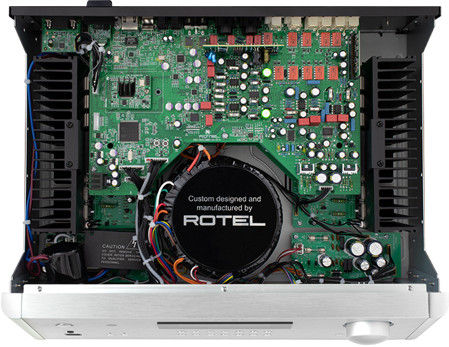 פנים ה-RA-1572MKII: שנאי טבעתי מרכזי גדול וצלעות קירור שחורות משני הצדדים להספק נקי ועוצמתי