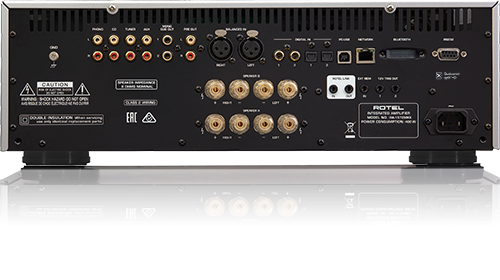 גב ה-RA-1572MKII: מערך טרמינלים כפול לרמקולים, כניסות XLR מאוזנות, וחיבורי USB וסטרימינג מגוונים