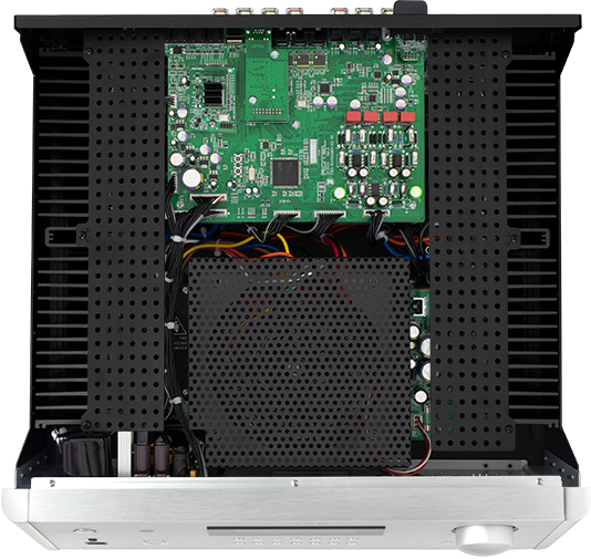 מבט פנימי על ה-RA-1592MKII המציג שנאי טבעתי ענק תחת מגן מחורר, לוח מעגלים ירוק עם רכיבי אודיו איכותיים וצלעות קירור מאסיביות משני הצדדים