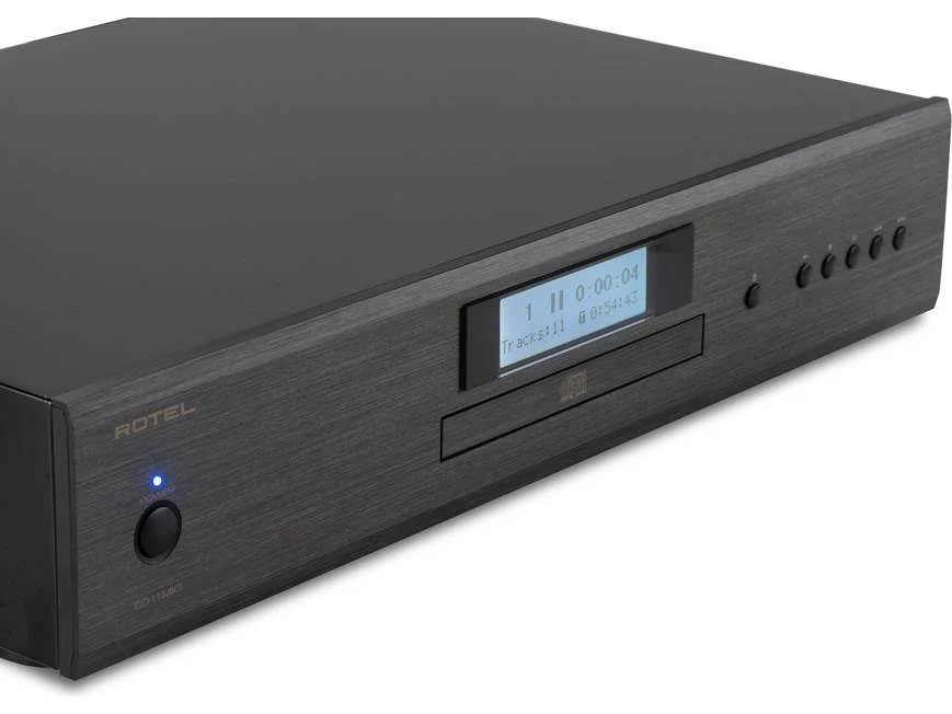 נגן דיסקים Rotel CD11MKII שחור בעיצוב אלגנטי. חזית אלומיניום מוברש, צג דיגיטלי כחול וכפתורי שליטה פיזיים בצילום חזית זוויתי