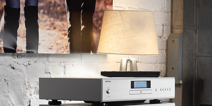 נגן Rotel CD11MKII בגימור כסוף על מדף מעוצב. מראה נקי ומינימליסטי המשתלב בכל סלון מודרני
