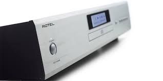 נגן תקליטורים Rotel CD14MKII כסוף במבט מקרוב. חזית אלומיניום מוברש יוקרתית, כפתור הפעלה עם תאורת LED וצג מידע דיגיטלי