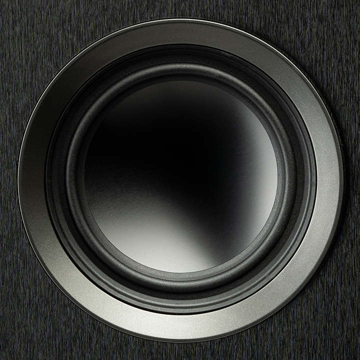 תקריב על וופר אלומיניום של רמקול Martin Logan מסדרת Motion Foundation בגימור שחור