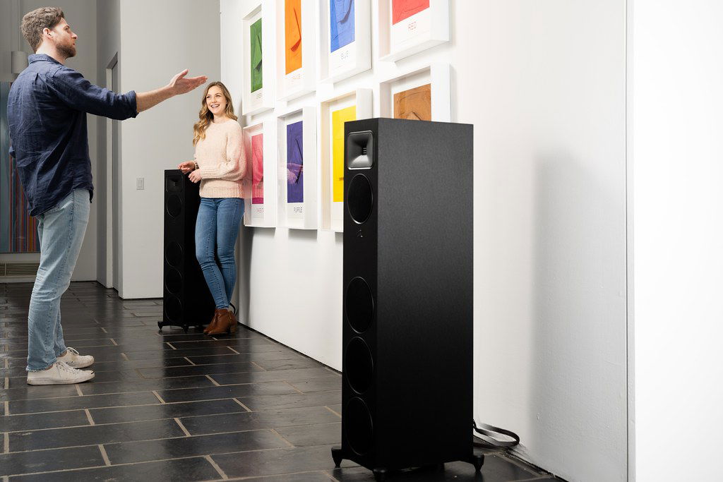 רמקול רצפתי Martin Logan Foundation F2 שחור מעוצב בחלל סלון מודרני מול אומנות קיר צבעונית