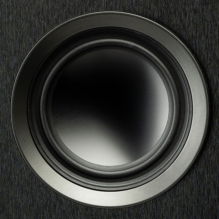 תקריב על וופר אלומיניום של רמקול רצפתי Martin Logan Foundation F2 שחור המציג את חרוט הדרייבר וסראונד גומי