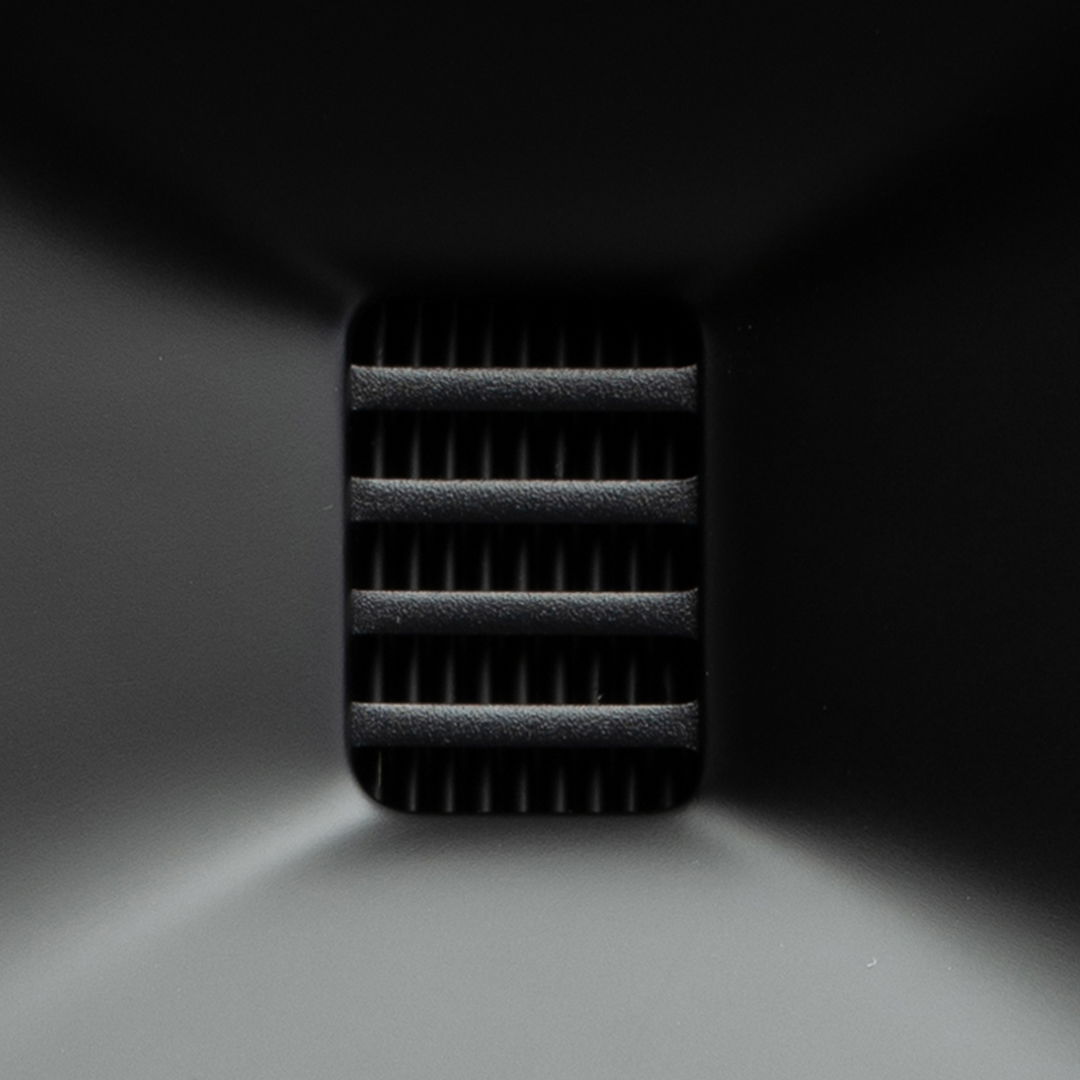 תקריב על טוויטר Gen2 Obsidian Folded Motion Tweeter בתוך שופר אקוסטי ברמקול Martin Logan Motion F10 בגימור שחור