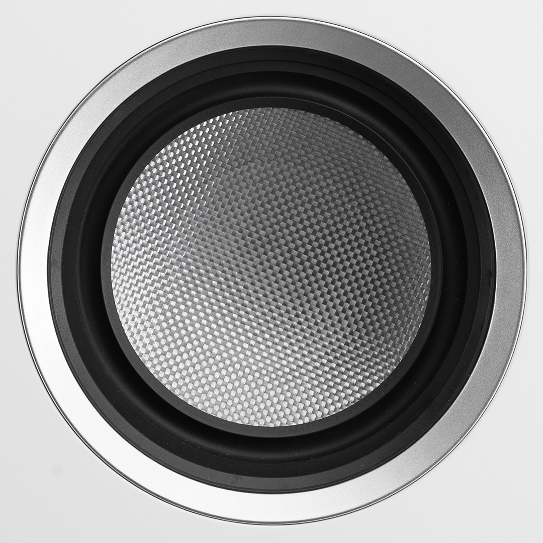 תקריב על דרייבר מיד-ריינג' שזור סיבי זכוכית בקוטר 5.5 אינץ' ברמקול Martin Logan Motion F10 בגימור לבן