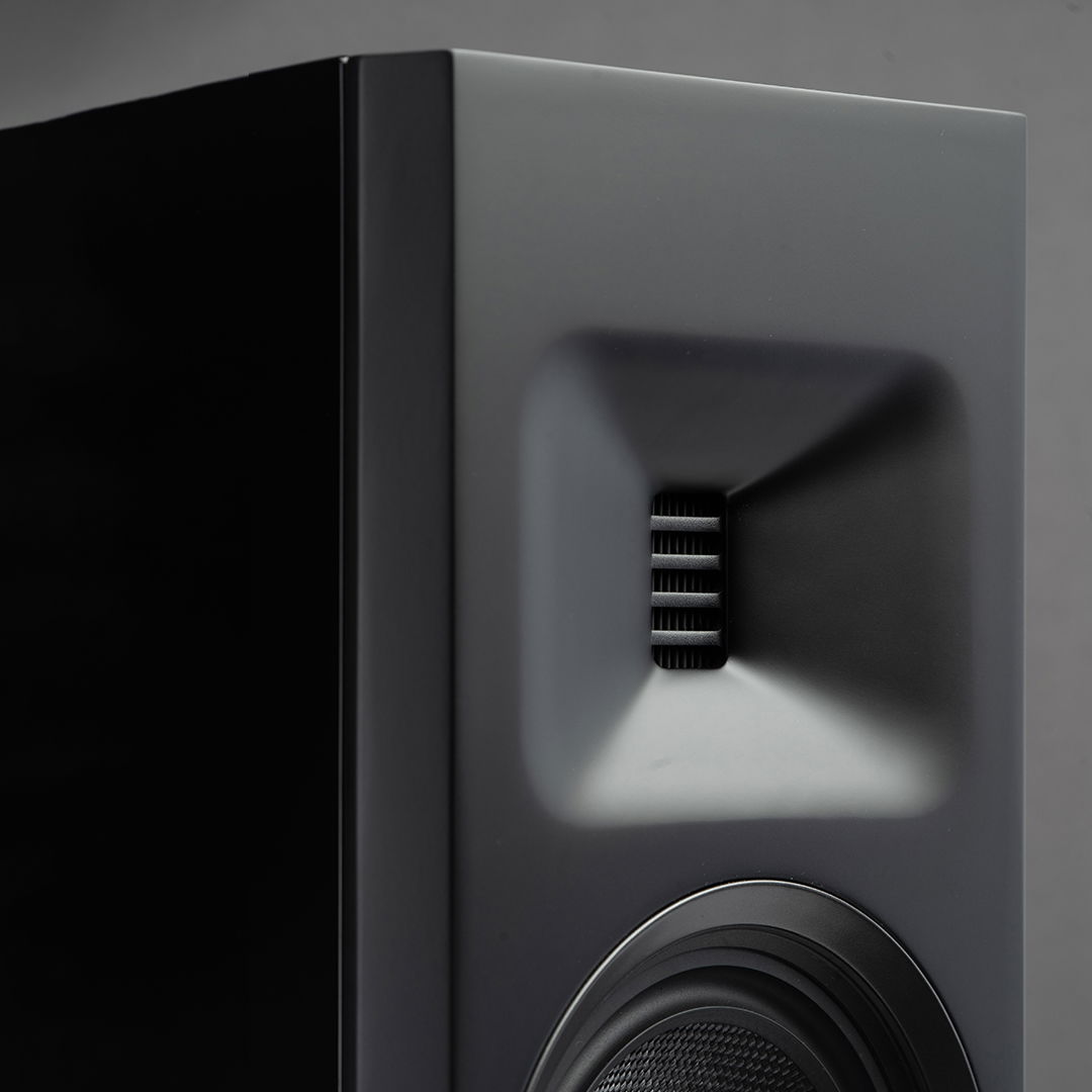 תקריב על חלקו העליון של רמקול רצפתי Martin Logan Motion F20 בגימור שחור מט, המציג את טוויטר ה Gen2 Obsidian FMT בתוך השופר