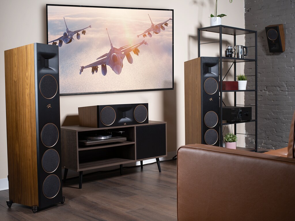 חווית קולנוע ביתי עם רמקולים רצפתיים Martin Logan Motion XT F200 ורמקול סנטר מסביב למסך 