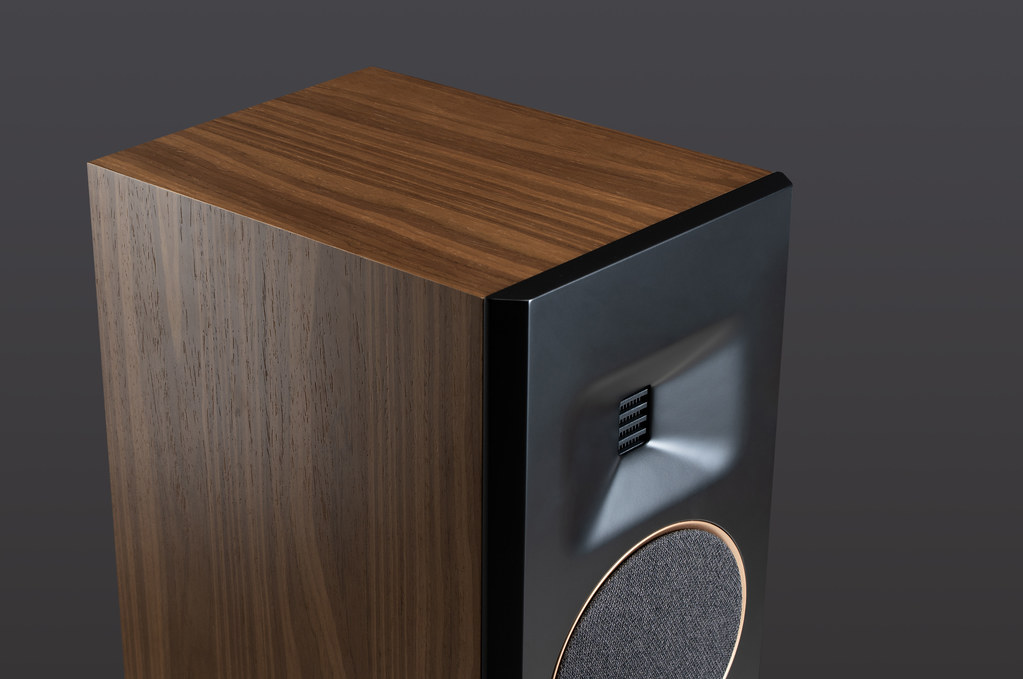 מבט חזיתי על רמקול רצפתי Martin Logan Motion F20 המציג טוויטר ריבון Folded Motion XT ושני וופרים מאלומיניום בעיצוב היי אנד מודרני