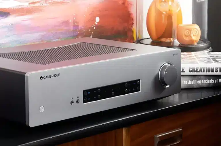 תמונה חזיתית בזווית של מגבר הסטריאו Cambridge Audio CXA61 בגימור כסוף
