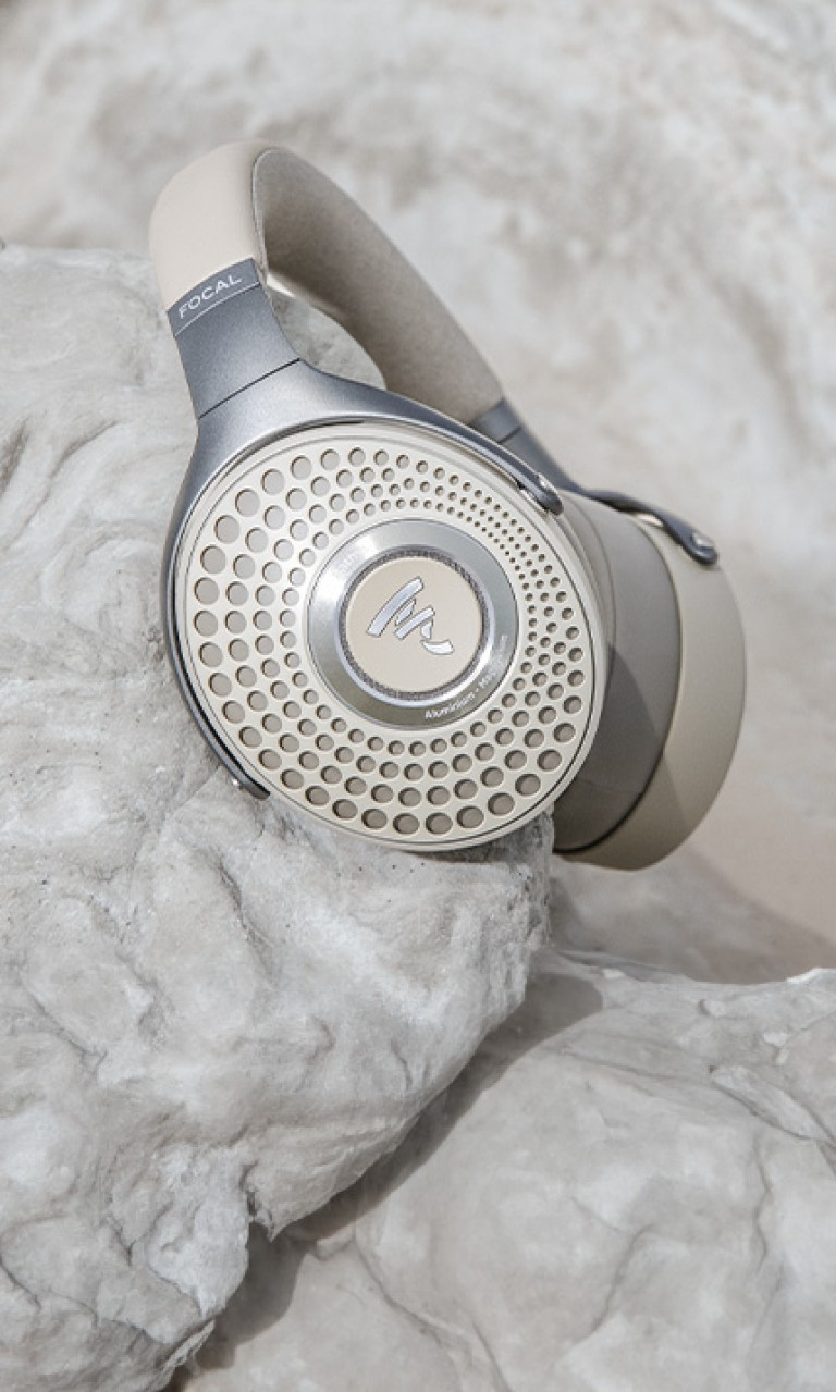 אוזניות אלחוטיות עם ביטול רעשים פוקל Focal Bathys מצולמות על רקע של סלע