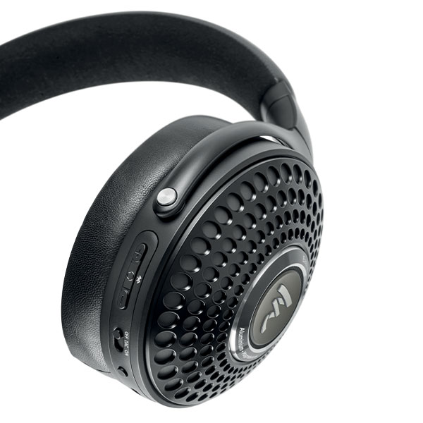 אוזניות אלחוטיות עם ביטול רעשים פוקל Focal Bathys מצולמות בפוקוס על חלק מהן